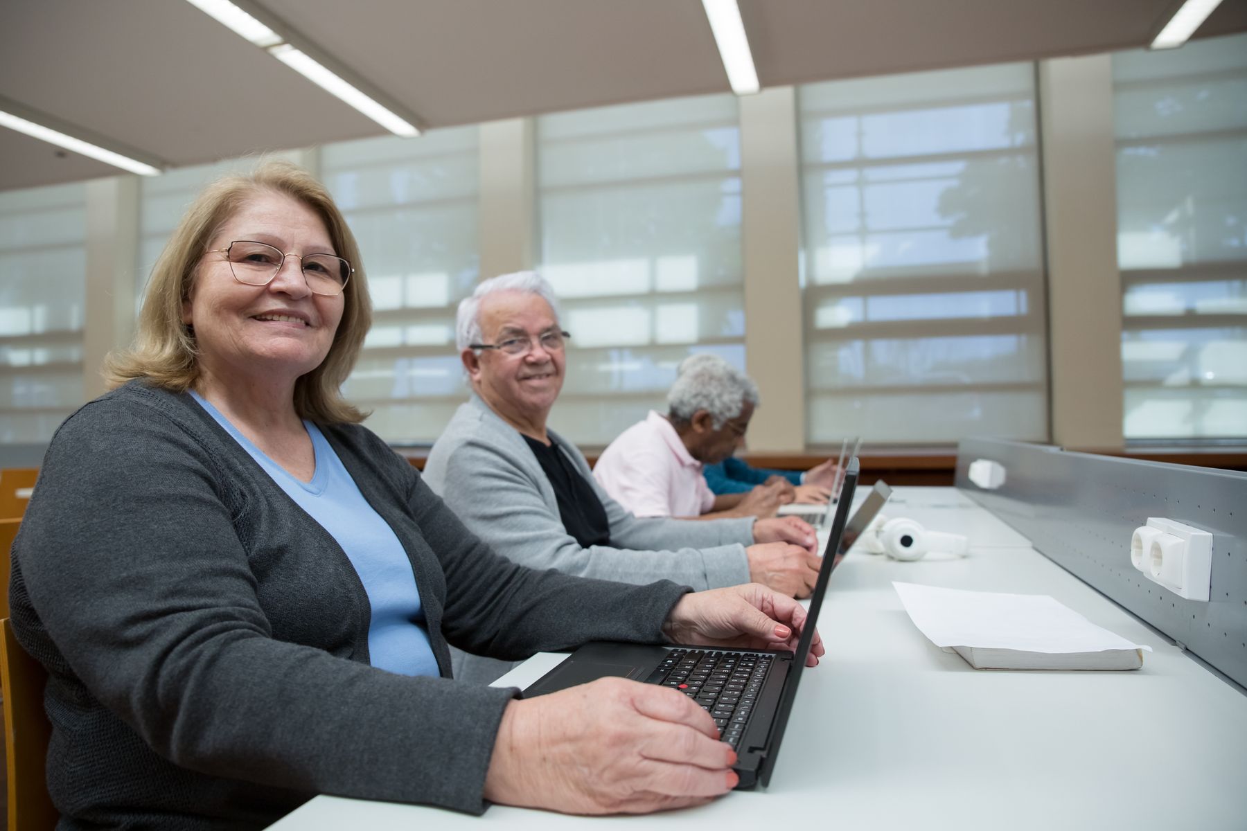 Senioren leren samen werken met de computer