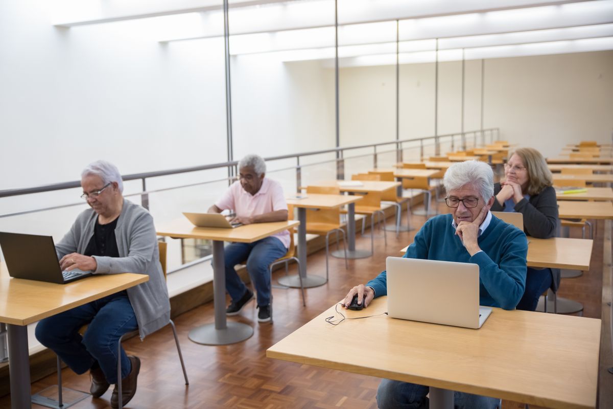 Geduldige begeleiding tijdens een computerles